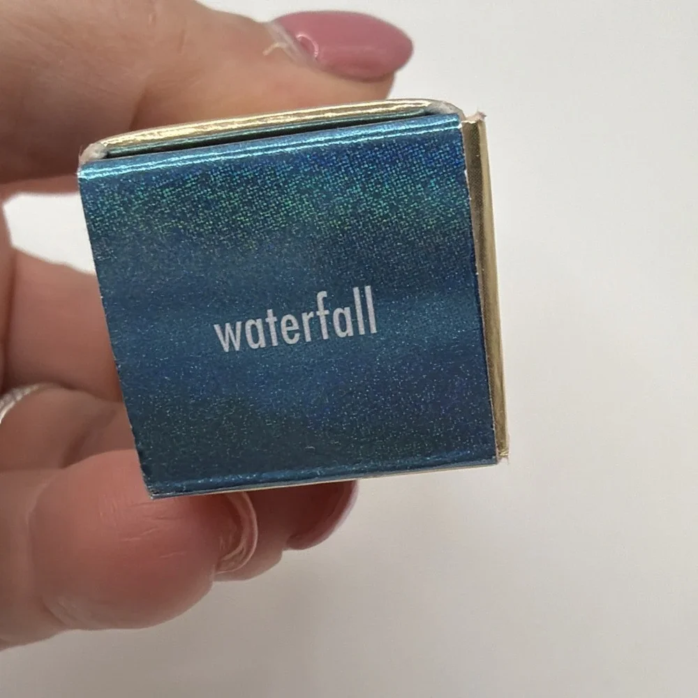 Stila Glisten & Glow Liquid Eye Shadow Waterfall 4.5mL New‎ Damaged Box